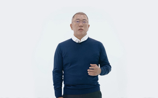 정의선 현대자동차그룹 회장이 자체 구축한 메타버스의 '라이브 스테이션'에서 2022년 신년사를 하고 있다. 현대차그룹 제공